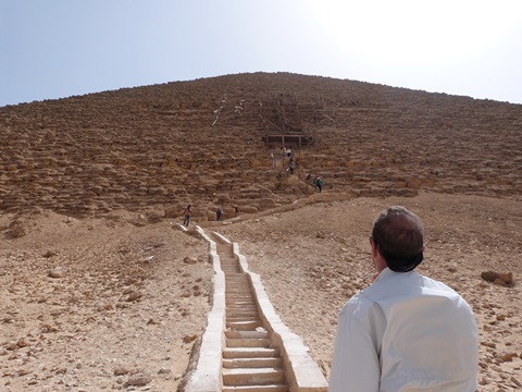 Contemplando_Piramide_Roja en Dashur
