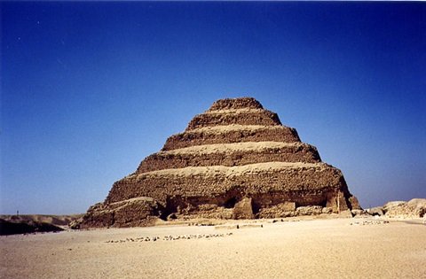 Pirámide de Dyeser en Saqqara