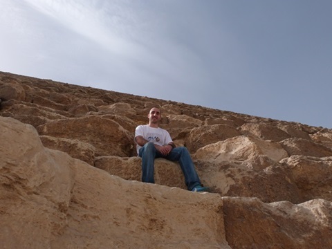 Sentado en la Gran Piramide
