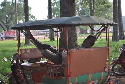 Conductor de Tuk-Tuk descansando