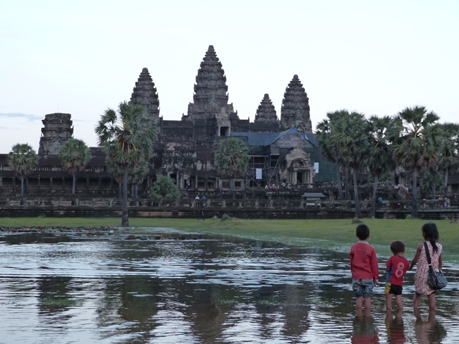 Niños contemplando Angkor Wat