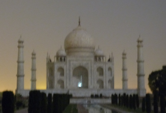 Taj Mahal con luna llena