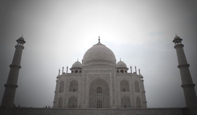 Taj Mahal iluminado desde un lateral