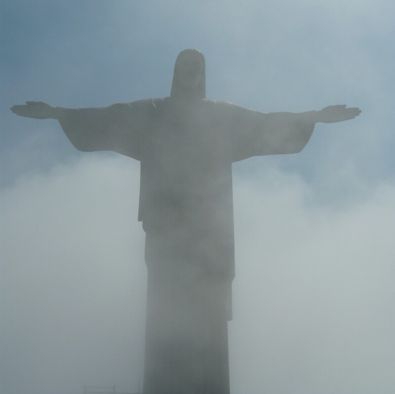 Cristo Redentor entre la densa nubosidad