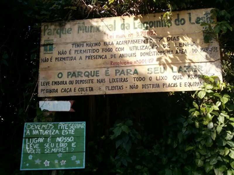 Cartel de acceso a Lagoinha do Leste