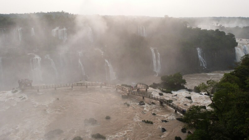 Iguazú en estado puro: agua, saltos, plataforma, reflejos
