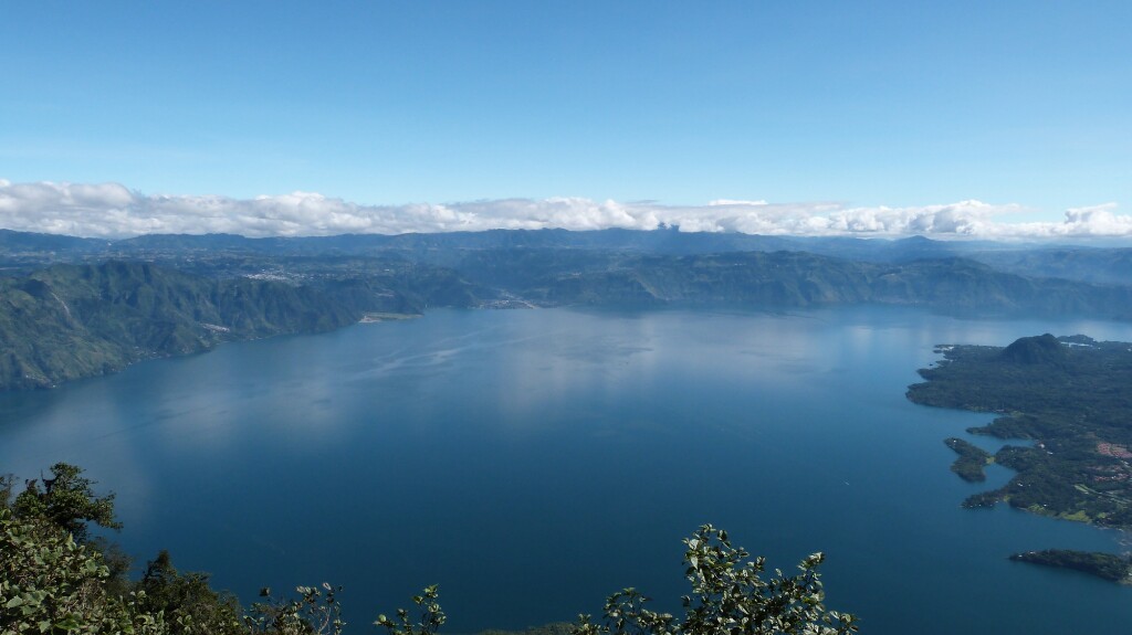 Colores del ago Atitlán desde la cima de San Pedro