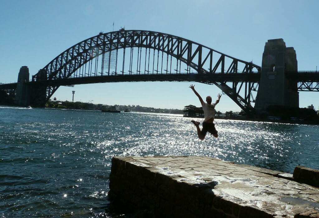 Sobrevolando Sidney con el Harbour Bridge
