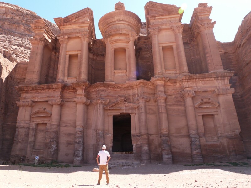 Contemplando el Monasterio de Petra