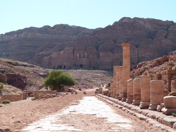 Calle de las fachadas en Petra