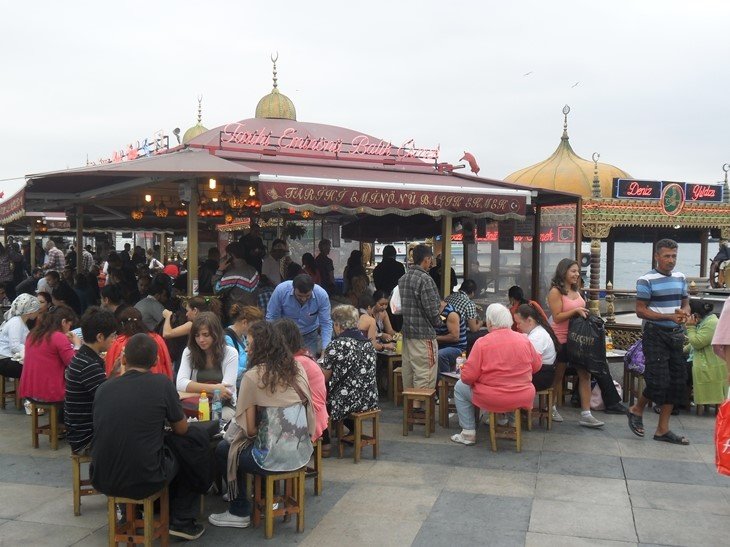 Bocadillos de caballa en Estambul