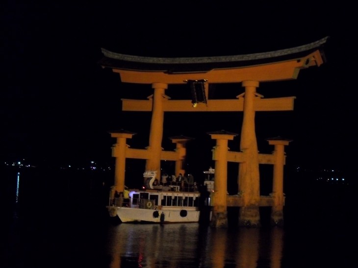 Barco de noche en Miyajima