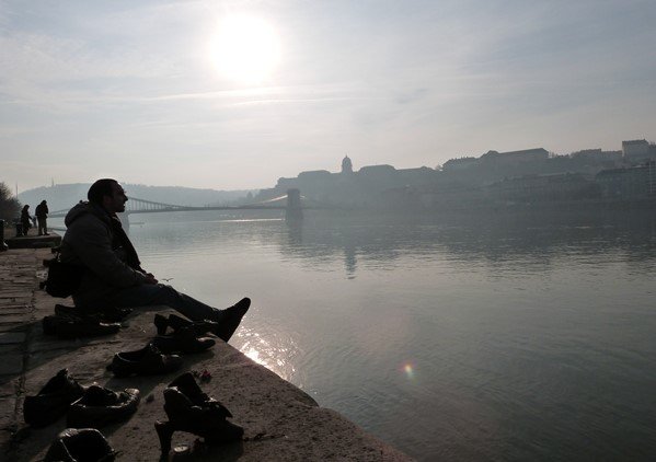 Reflexiones en los Zapatos del Danubio