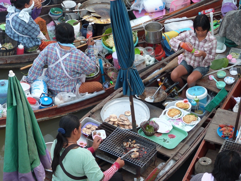 Cocinando en las barcas de Ampawha