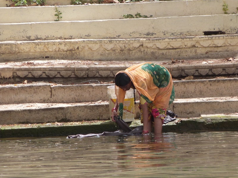 Señora lavando en Udaipur a orillas del Pichola