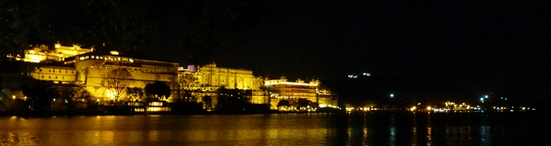 El City Palace de Udaipur de noche