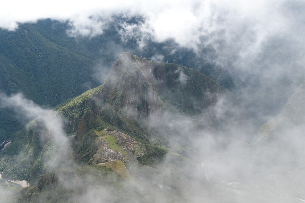 Machu Picchu oculto entre nubes