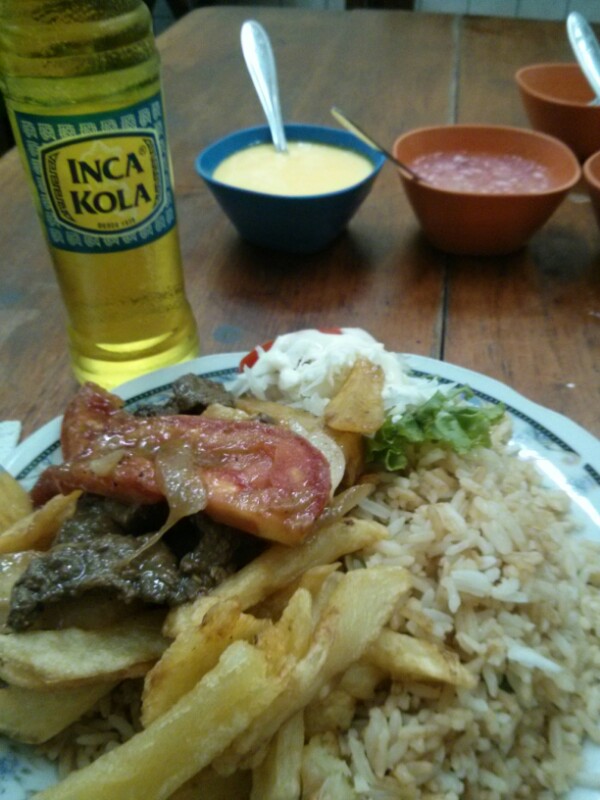 Lomo saltado con Inca Kola