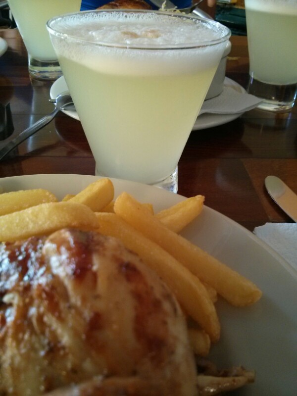 Pollo a la brasa y Pisco Sour