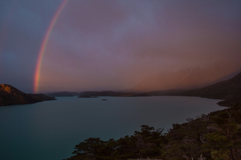 Arco iris al amanecer en Torres del Paine