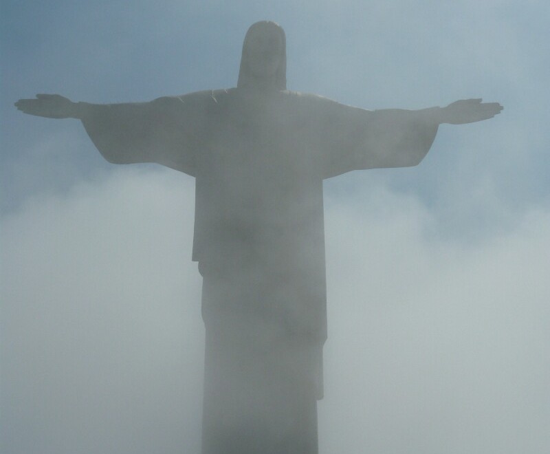 Cristo Redentor entre la densa nubosidad