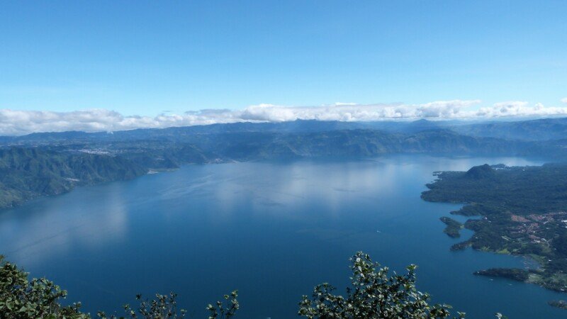 Vistas del lago Atitlan desde el volcán San Pedro