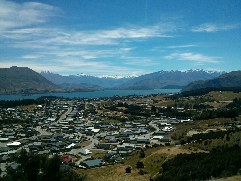 El lago y la ciudad de Wanaka desde el Mt. Iron