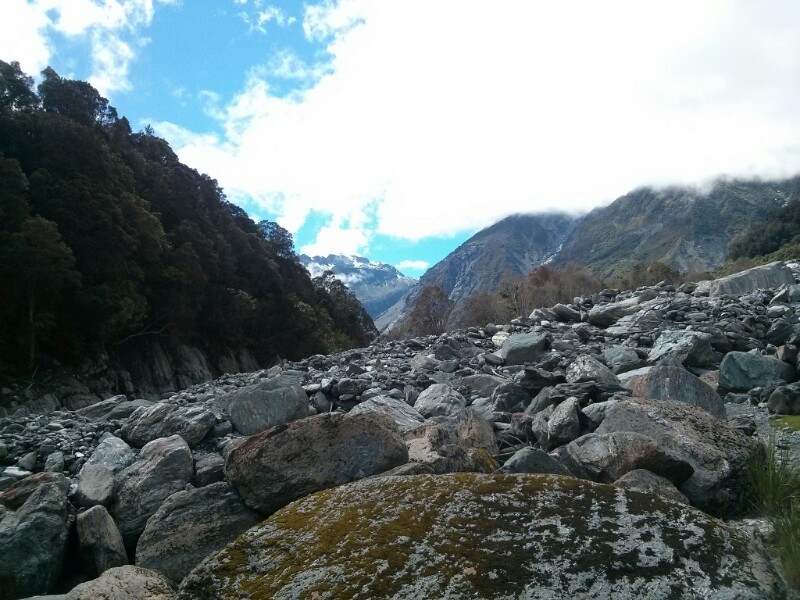 Caminando entre piedras