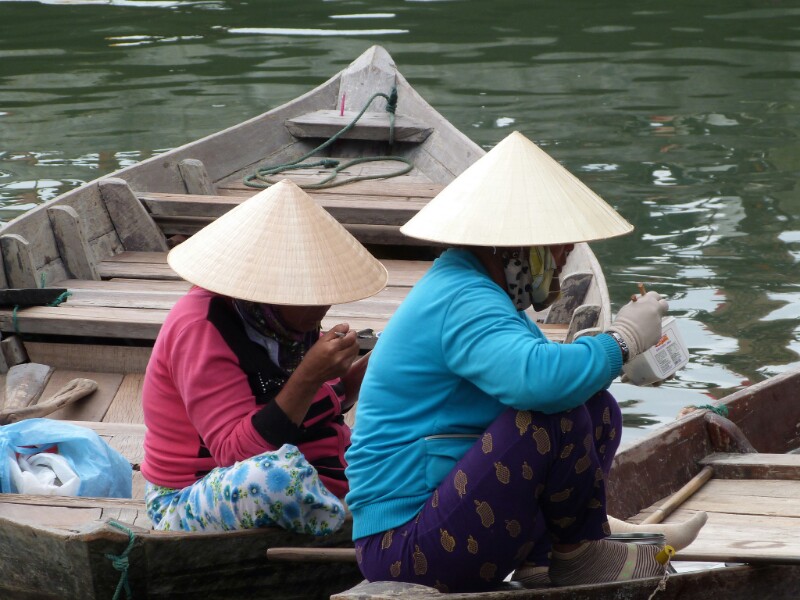 Vietnamitas comen en Hoi An