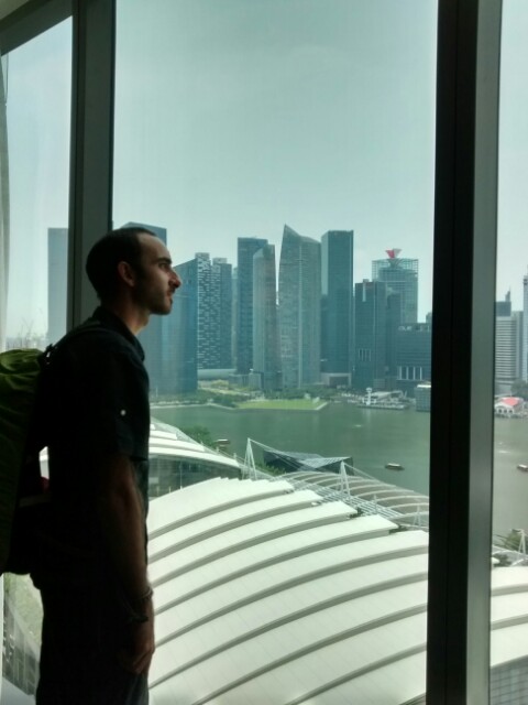 Contemplando Singapur desde mi habitación del MBS