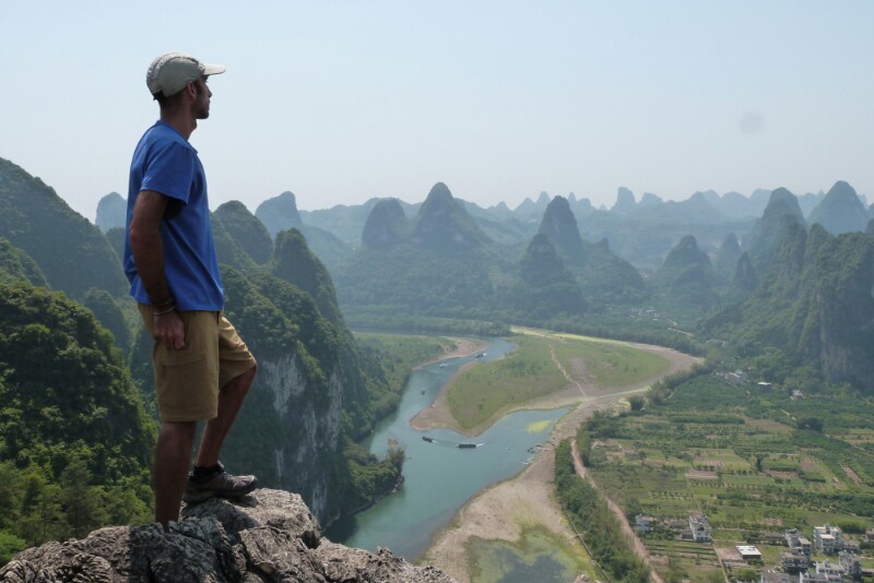 Contemplando el río Li en China