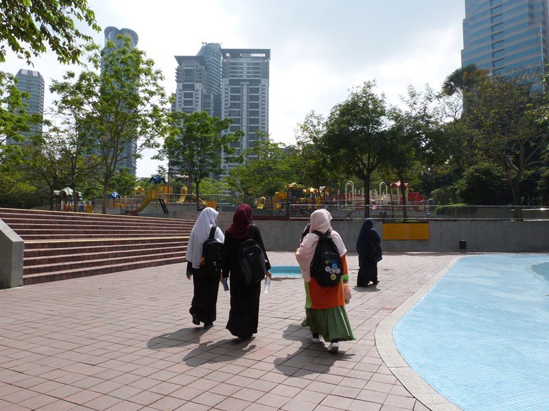 Chicas paseando por la zona de KLCC en KL