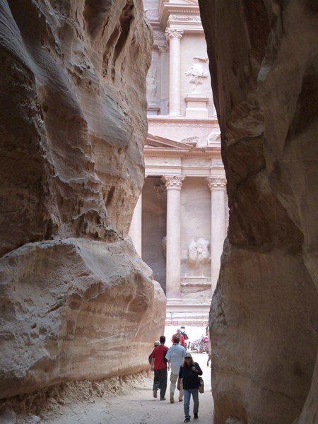 El Tesoro aparece al final del Siq