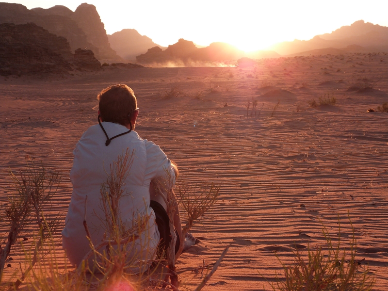 Padre contemplando el atardecer