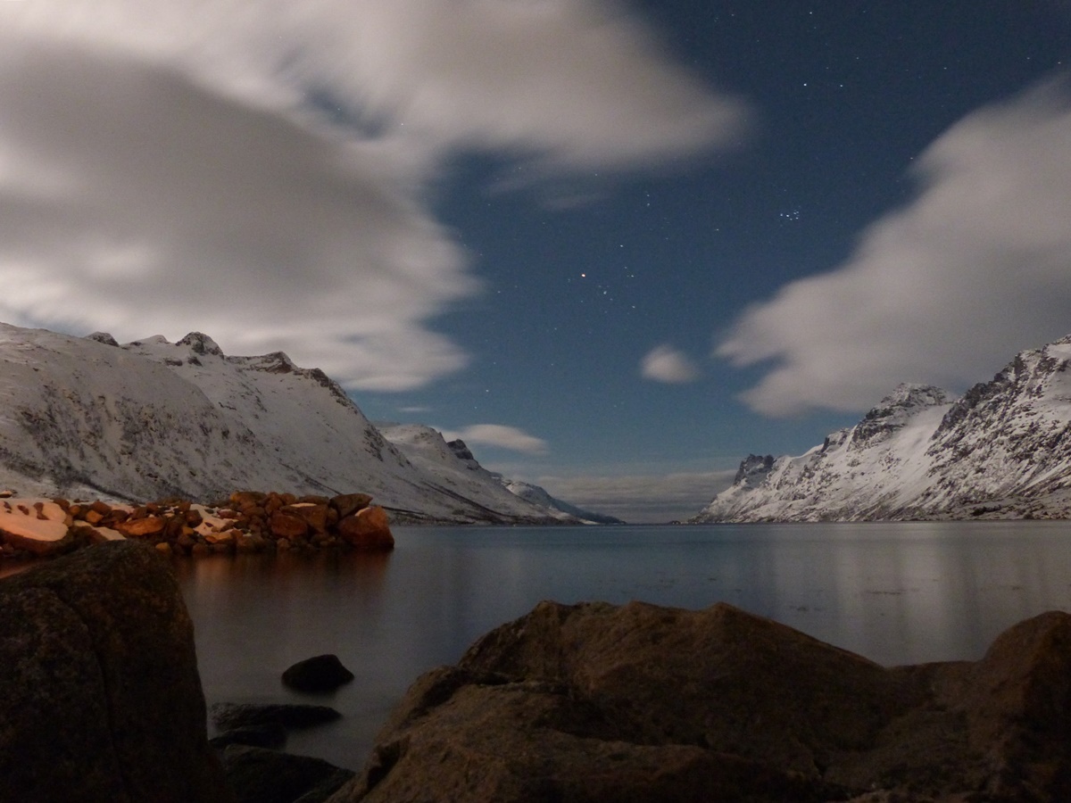 El fiordo esperando a las Auroras