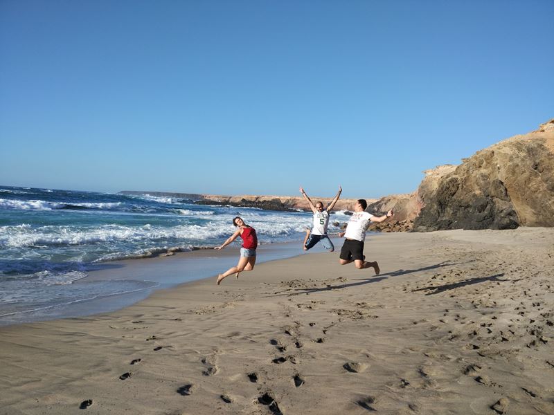 Sobrevolando la playa de Ojos