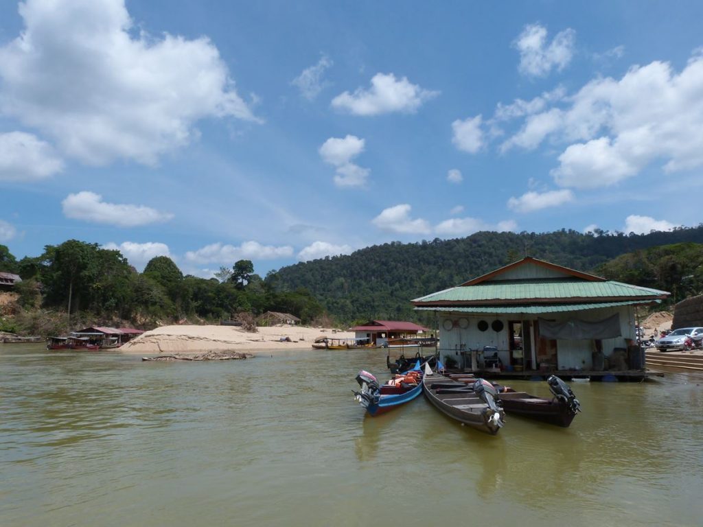 Restaurantes flotantes y entorno de Kuala Tahan