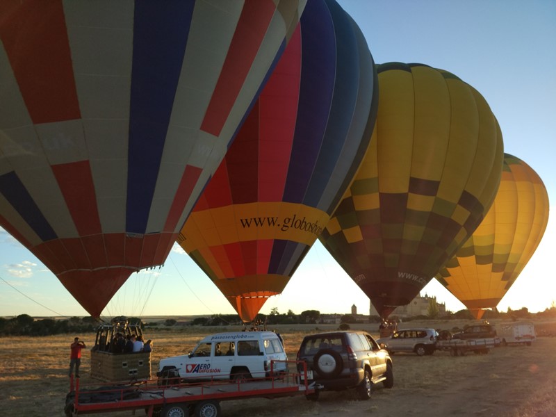 Los globos preparados para despegar