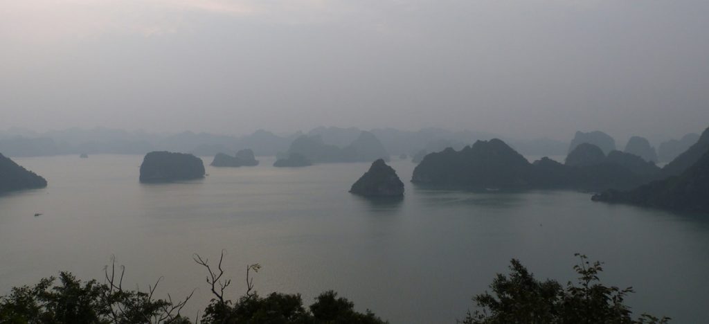 Atardecer y niebla en Ha Long