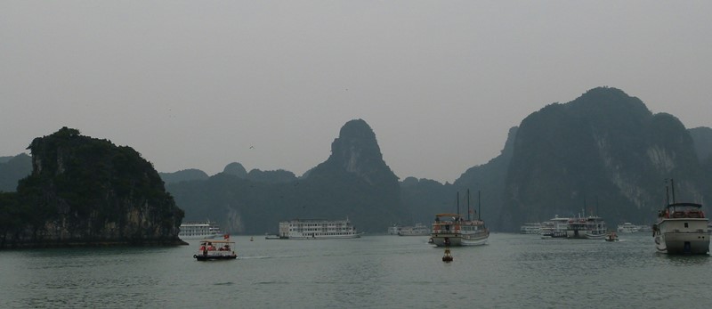 La bahía de Ha Long al amanecer