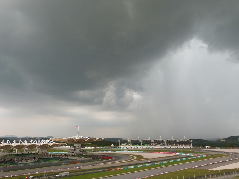 La tormenta llega a Sepang