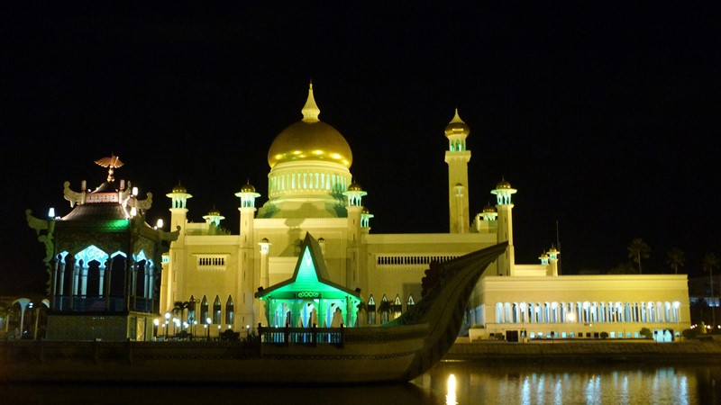 Mezquita de Omar Ali Saifuddien - Brunei de noche