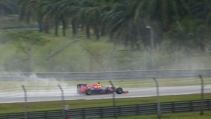 Un Red Bull bajo la intensa lluvia de Sepang