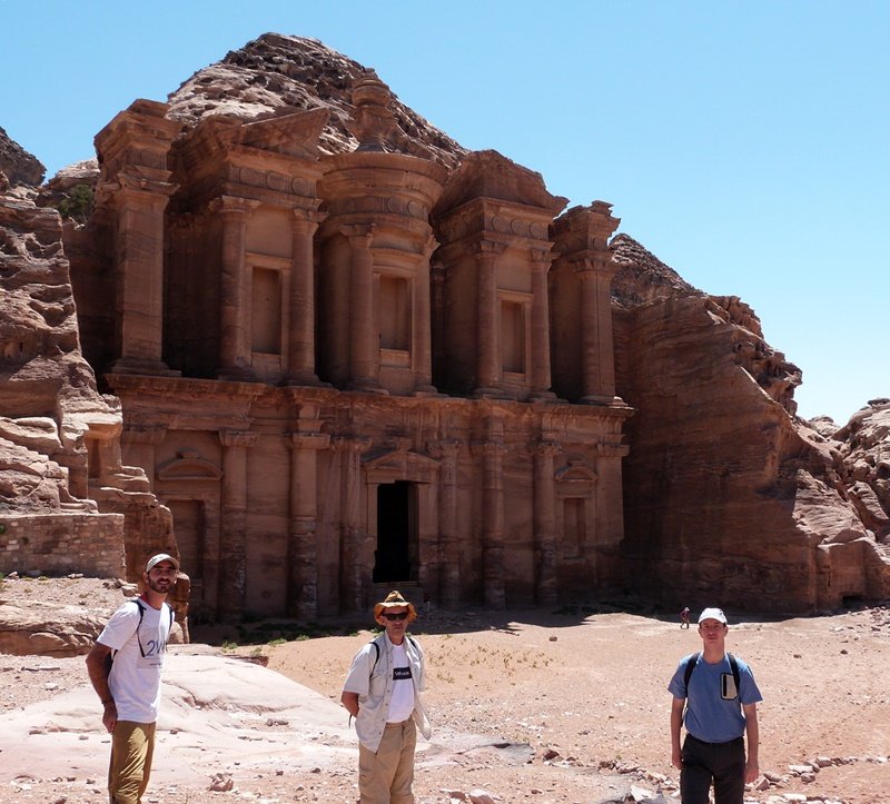 El grupo en el Monasterio de Petra