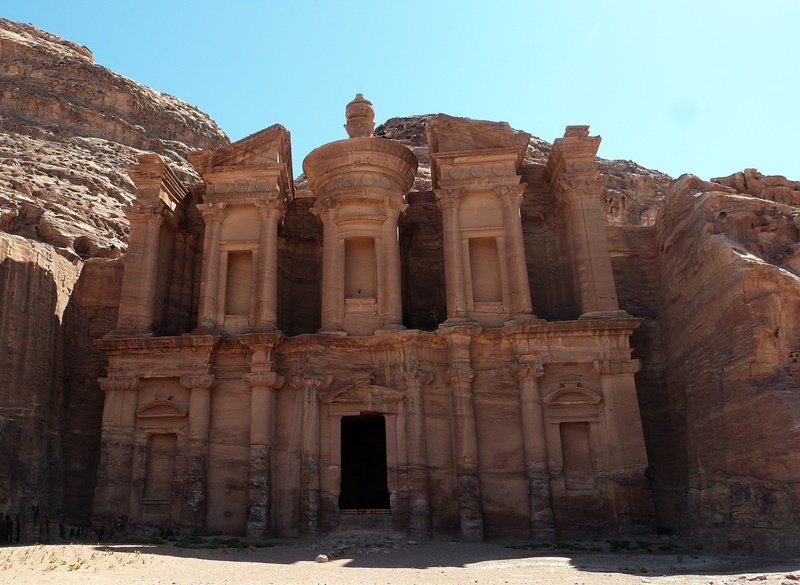 Subida al Monasterio de Petra tras 800 escalones de roca