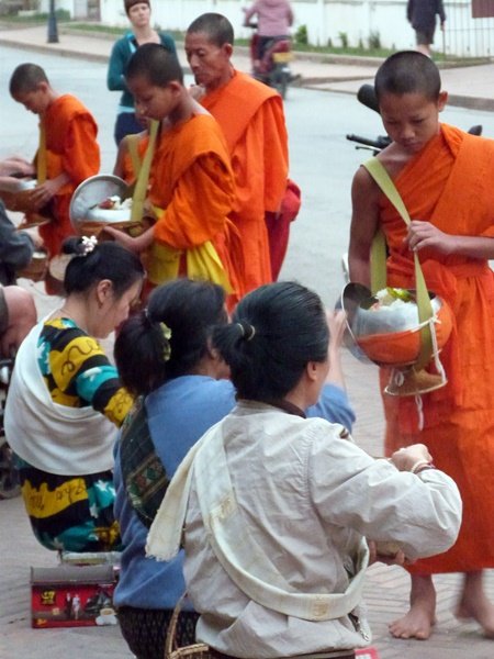 Ceremonia de las limosnas en LuangPrabang