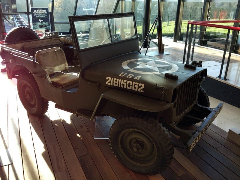 Coche en el Memorial de Caen