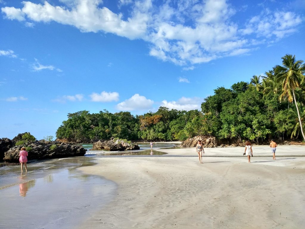 Caminando por Playa Bonita