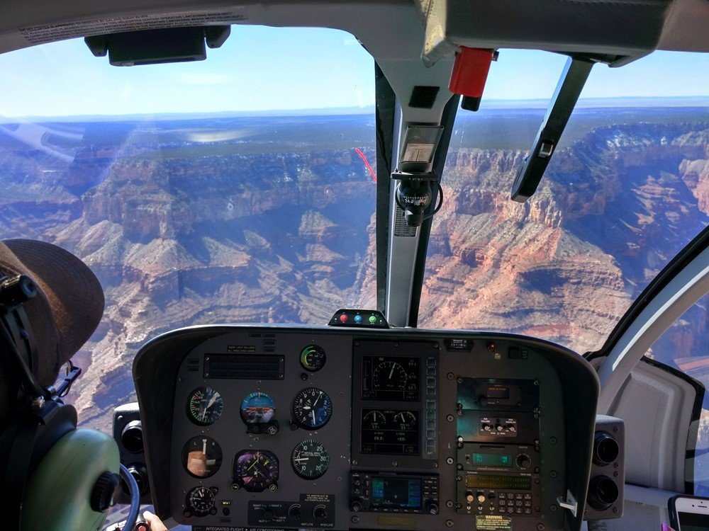 Sobrevolando en helicóptero el Gran Cañón