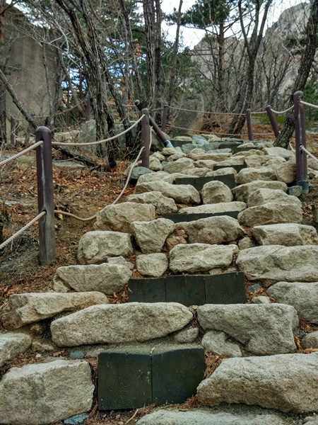 El camino de ascenso a Ulsanbawi